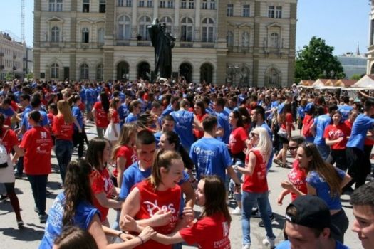 Učenici završnih razreda srednjih škola i ove godine plesali u istom ritmu